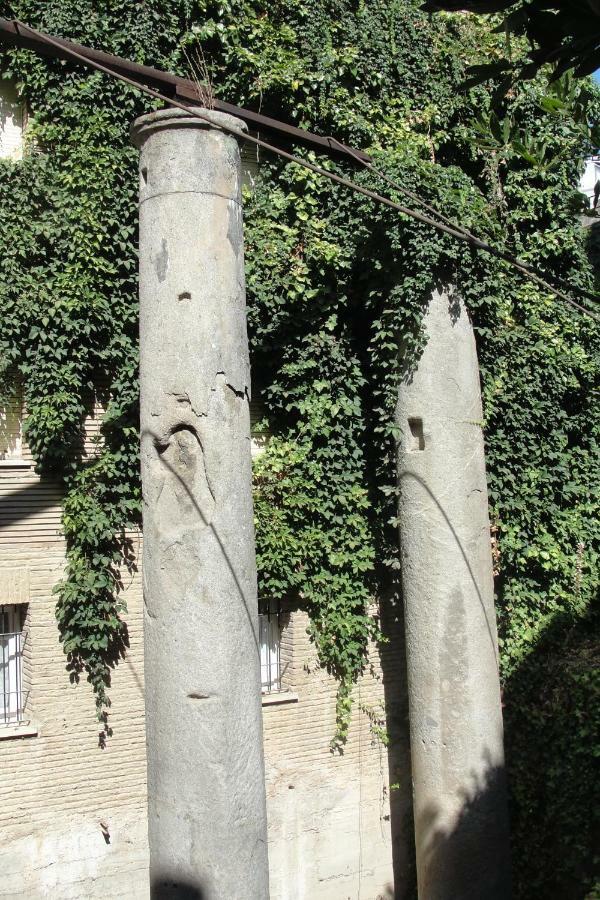 Las Columnas De Adriano. Calle Mármoles, 5 Sevilla Exterior foto